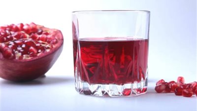 ماذا يحدث لجسمك عند شرب كوب من عصير الرمان يومياً؟