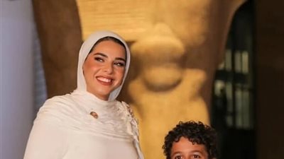 جملة فرعونية على فستان ابنه السيسي تخطف الأنظار في المتحف المصري الكبير