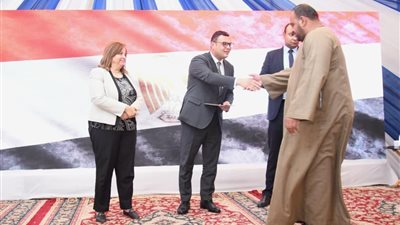 وزير الإسكان يُسلم عددًا من عقود وحدات المبادرة الرئاسية 