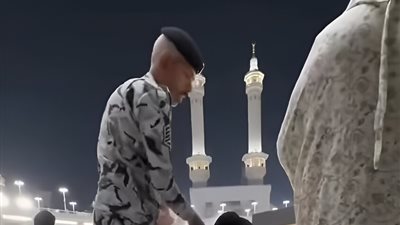 معتمر مصري يُضرب في الحرم المكي الحرام أمام زوجته .. فيديو يهز 