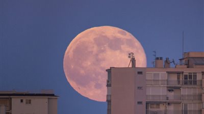 لماذا سيبدو البدر أكبر وأسطع قمر مكتمل في العام مساء الأربعاء؟