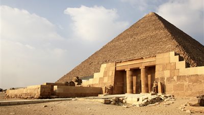 القبض على 3 سياح عراة في منطقة الأهرامات