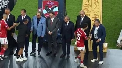 موقف محرج وغريب.. زيزو يرفض مصافحة نائب رئيس الزمالك في مراسم السوبر المصري