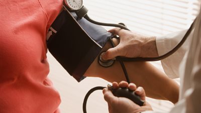 اختراق طبي جديد.. دواء بفعالية غير مسبوقة يسيطر على ضغط الدم طوال اليوم