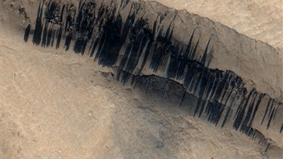 تفسير ظاهرة الخطوط السوداء على المنحدرات المريخية