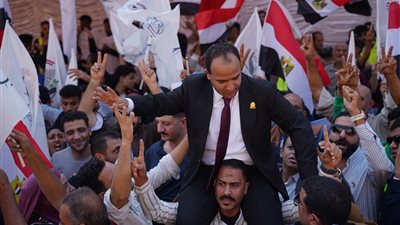 جولة بمدارس الهرم لمرشح الجبهة الوطنية الصحفي وسيم كمال عثمان تتحول لمظاهرة حب