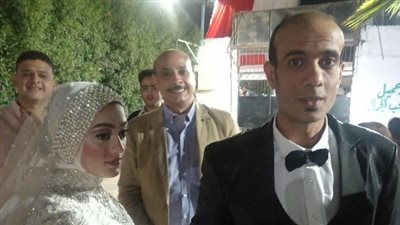 عروسان يحرصان على التصويت يوم زفافهما