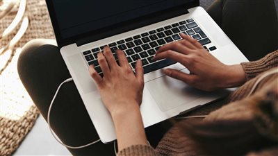 اللابتوب في الحضن.. أضرار على الخصوبة والجلد والعمود الفقري