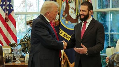 ترامب يعطّر الشرع والرئيس السوري يرد بهدية من عبق التاريخ