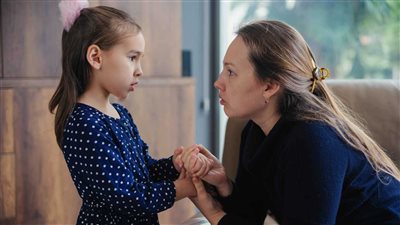 كيف تتعامل مع طفلك عندما يبدأ الحديث عن الموت فجأة؟