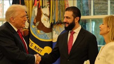 ترامب يمازح الشرع.. قدم له عطر هدية وسأله عن عدد زوجاته