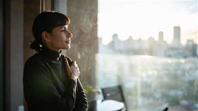 هل تجد صعوبة في تخيّل نفسك سعيدًا في المستقبل؟.. إليك السبب