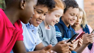 تشريع جديد يحظر على الأطفال استخدام 