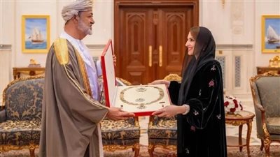 سلطان عمان يمنح السيدة الجليلة وسام الشرف الأعظم