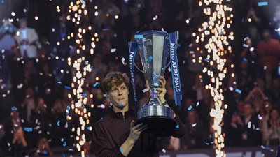 سينر يهزم ألكاراز ويحتفظ بلقب البطولة الختامية للتنس