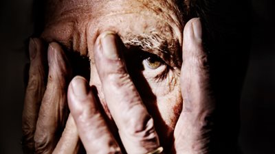 اكتشاف سبب مفاجئ للخرف يبدأ قبل ظهور الأعراض بعقود