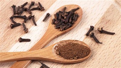 القرنفل لصحة الفم.. علاج طبيعي فعّال أم مبالغات شائعة؟