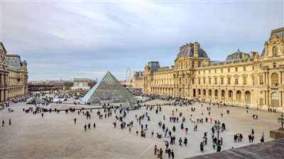 متحف اللوفر يعزز الأمن بعد سرقة مجوهرات التاج