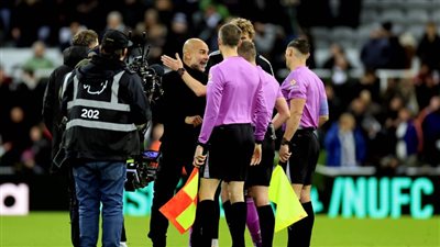 غوارديولا يعتذر عن تعنيف مصور بعد خسارة مانشستر سيتي في نيوكاسل