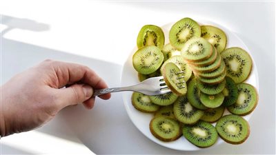 الكيوي والمياه المعدنية.. حل طبيعي للإمساك وتحسين الهضم