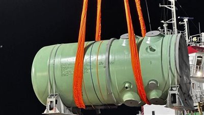 لحظة تركيب وعاء المفاعل النووي المصري (صور)