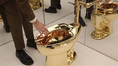 مرحاض ذهبي يباع بـ 12 مليون دولار.. ما القصة؟