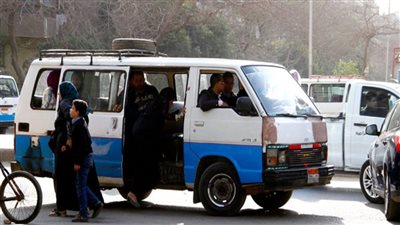 سائق ميكروباص يعتدي جنسيًا على سيدة أمام طفلها ويهددها بقتله