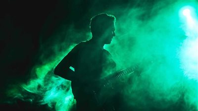 لماذا تزيد الشهرة من خطر الوفاة المبكرة لدى الفنانين؟.. دراسة توضح