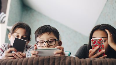 دراسة: امتلاك الهاتف الذكي قبل سن 12 يهدد الأطفال بأمراض خطيرة