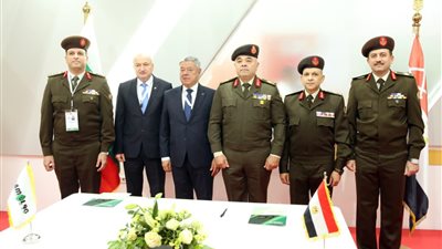 لقاءات ثنائية مكثفة لقادة الأفرع الرئيسية وكبار قادة  القوات المسلحة  على هامش فعاليات اليوم الثانى للمعرض الدولى الرابع للصناعات الدفاعية والعسكرية 