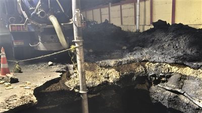 كسر مفاجئ بخط مياه رئيسي أمام مستشفى أم المصريين بالجيزة