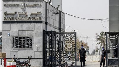 نتنياهو في مأزق.. خبير يكشف دلالات النفي المصري وأكاذيب إسرائيل تجاه معبر رفح