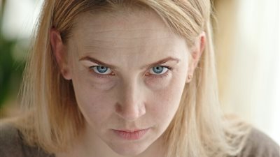 لماذا تستطيع المرأة إخفاء اضطرابها النفسي ببراعة؟