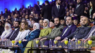 سوريا.. لقطات توثق تأثر وبكاء الرئيس الشرع وعقيلته لدى سماعهما قصص معاناة بسبب النظام السابق 