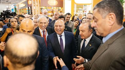 وزير النقل يعرض على مواطن سوري الجنسية ويمازحه