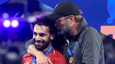 ظهر حاملًا قميصه.. ما حقيقة دعم يورغن كلوب لمحمد صلاح؟ 