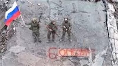 القوات الروسية ترفع العلم الوطني فوق مدينة سيفيرسك المحررة