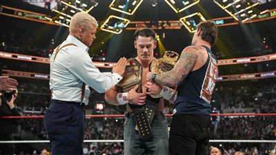 الكل كان يبكي.. ماذا حدث خلف الكواليس في نزال اعتزال جون سينا؟