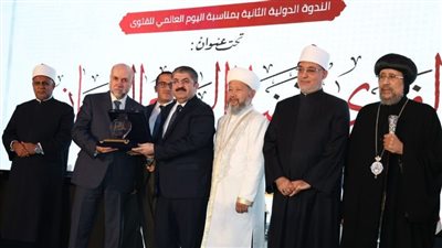 مفتي الجمهورية يكرِّم عددًا من العلماء والمفتين ورجال الدين