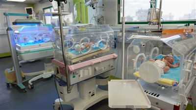 العزف الحي في وحدات الخدّج يعزز ارتباط الآباء بأطفالهم