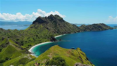 كان على متنه 11.. فقدان 4 سياح إسبان بعد غرق قارب في إندونيسيا