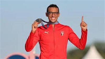 وزير الرياضة يهنئ البطل الأولمبي أحمد الجندي بمناسبة تتويجه بجائزة 