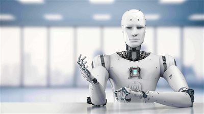 روبوت يتسلّم شهادة التخرج عن مبتكره في الصين