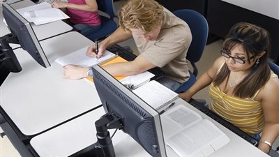 جفاف العين وفقدان مؤقت للبصر.. كيف تحمي عينيك عند استخدام الشاشات