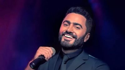 معجبة تقتحم مسرح تامر حسني في القاهرة والأخير يعلق بروح فكاهية (فيديو)