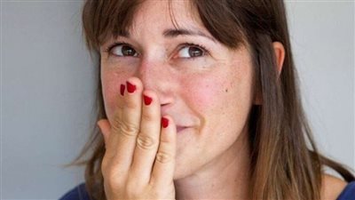 أسباب احمرار الوجه أمام الآخرين وطرق التعامل معه