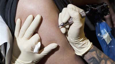 أحبار الوشم وأخطار خفية تتعدى الجلد.. ما القصة؟