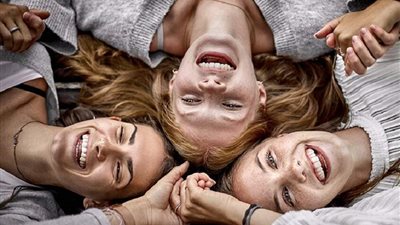 ابتسم لتحيا أفضل.. العلاج بالضحك وفوائده القلبية والمناعية