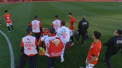 نجم منتخب مصر يغادر مباراة بنين بالدموع