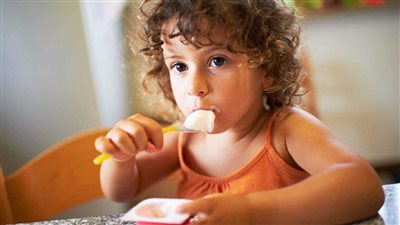 5 أطعمة شائعة يحذرك الأطباء من إعطائها لأطفالك
